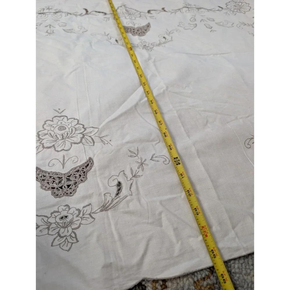 Vintage Embroidered‎ Scalloped Edge Cotton Ivory Tablecloth Oval 65